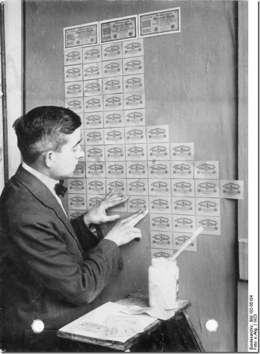 C&eacute;dulas de marco alem&atilde;o coladas como papel de parede